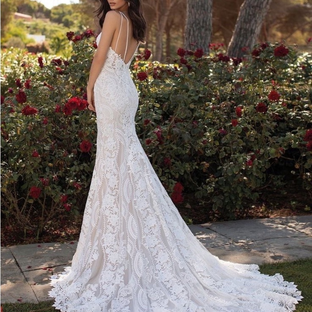 Pronovias White Lace Fit-and-Flare Wedding Dress - Picture 2 of 9